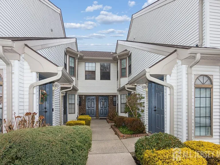 208 Sunshine Ct — Photo 1