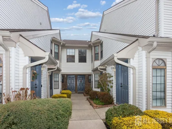 208 Sunshine Ct, Parlin, NJ 08859