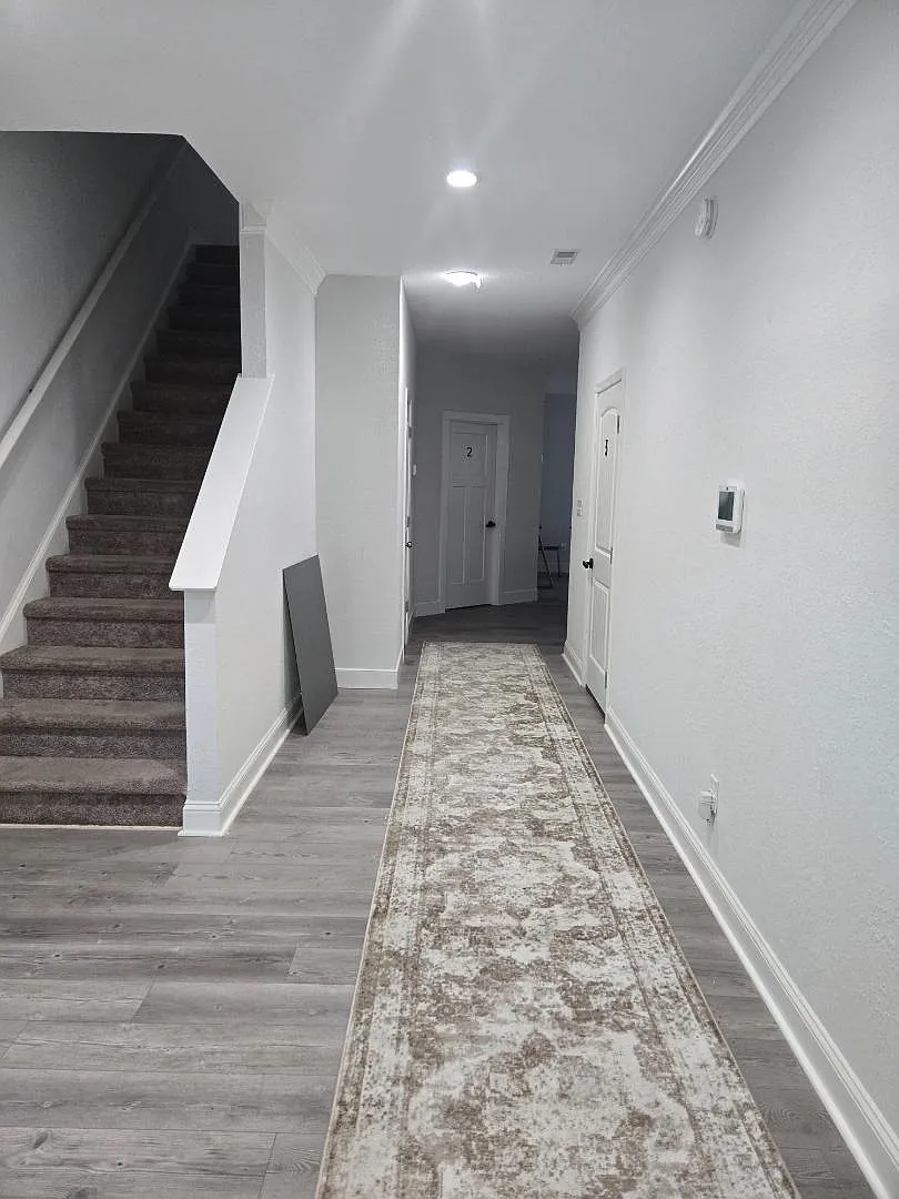 633 Vaughan Ave — Photo 2