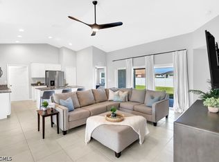 618 NE 2nd Place Cpe, Coral, FL 33909