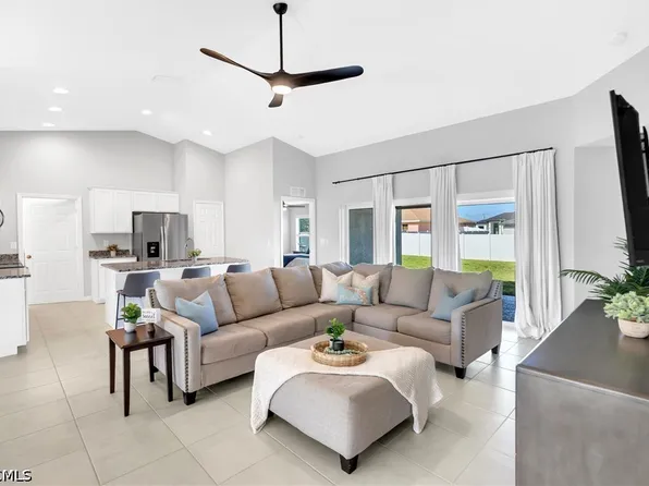 618 NE 2nd Place Cpe, Coral, FL 33909