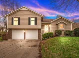 711 SE Greenridge Dr, Lees Summit, MO 64063