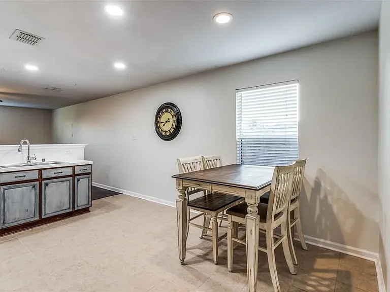 1217 Caroline Dr — Photo 8