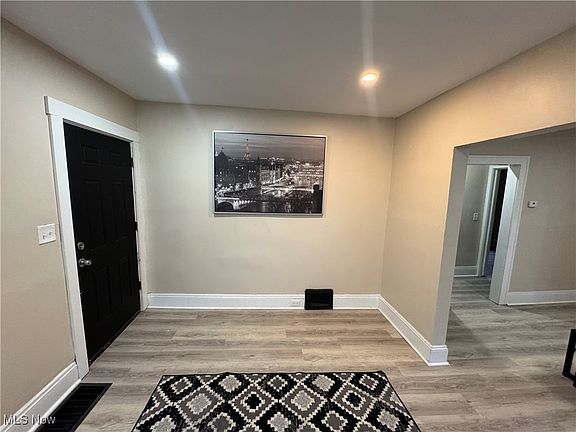 4th image of 14910 Kingsford Ave
