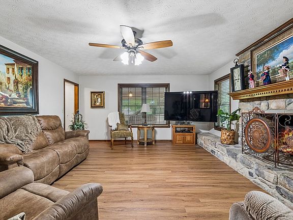 12th image of 20 Riverbend Ln