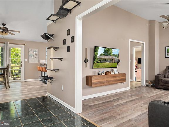 4th image of 118 McGill Dr