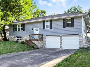 1204 SE Oak Ridge Dr, Oak Grove, MO 64075