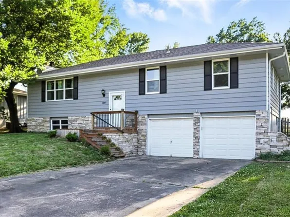 1204 SE Oak Ridge Dr, Oak Grove, MO 64075