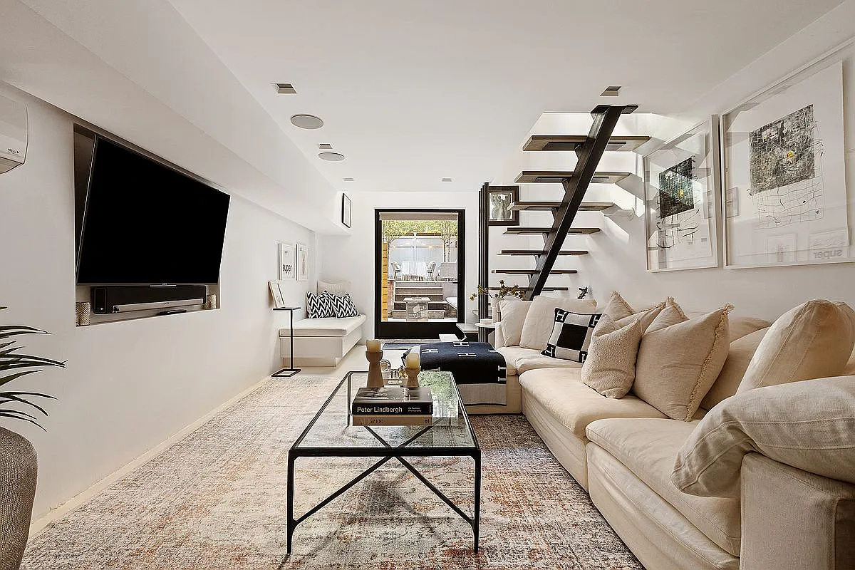 451 W 22nd St #Townhouse photo 1