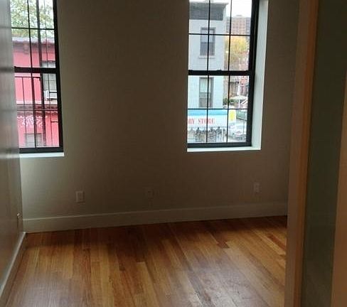 5th image of 320 Franklin Ave