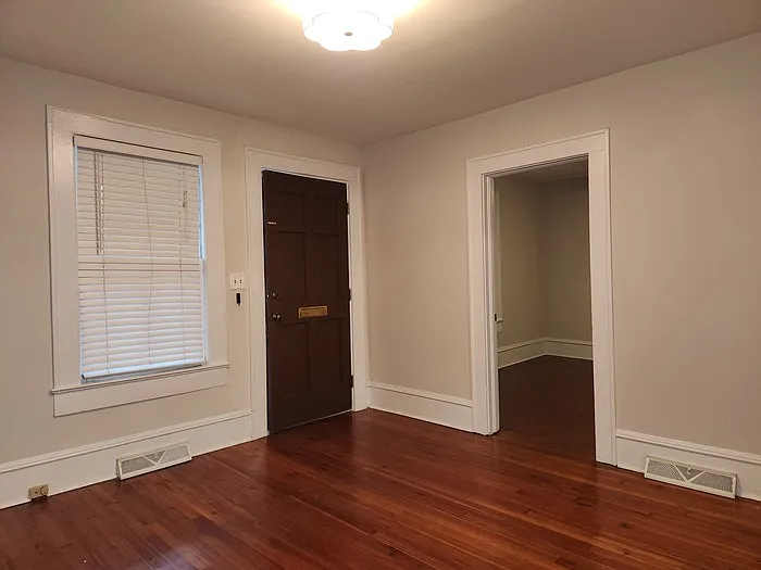 3 bed, 1.0 bath, 940 sqft, $2,800 — Photo 4