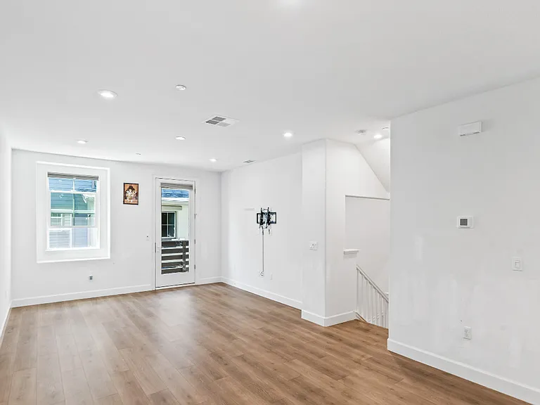 1744 Pedrozzi Cmn — Photo 7
