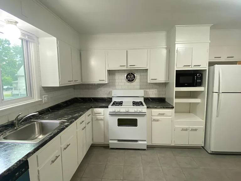 206 Oak St #1 — Photo 4