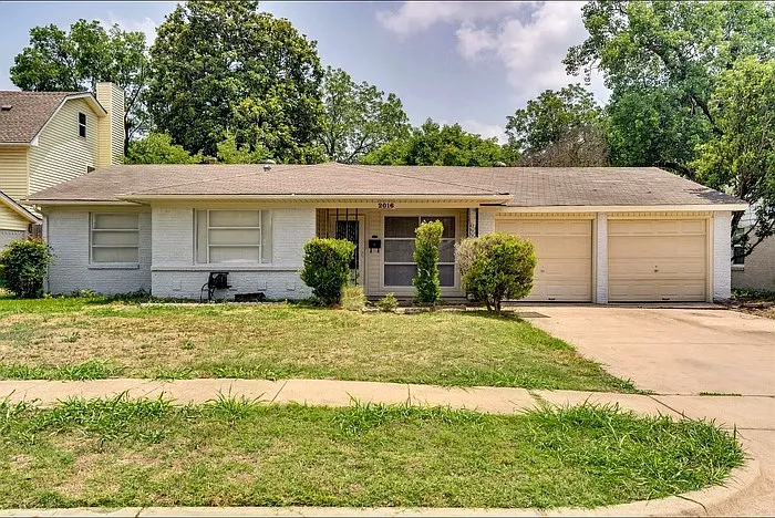 2016 Menefee St
