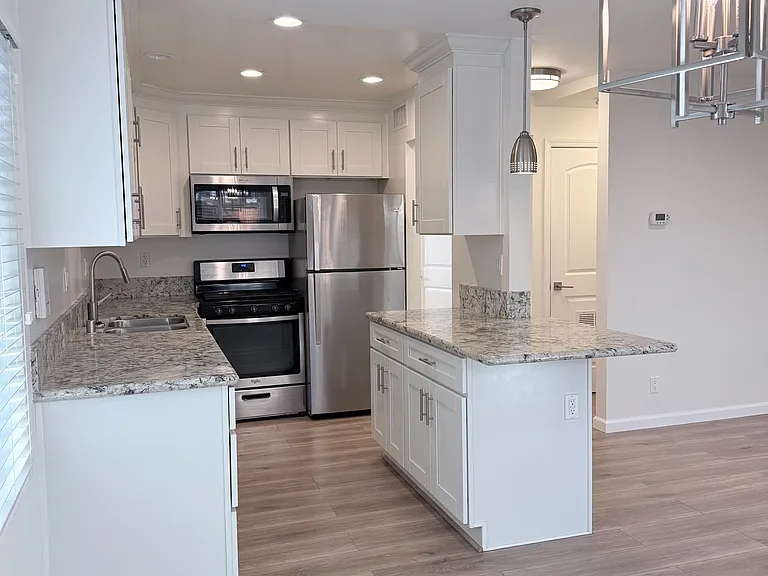 1612 S Bundy Dr #1 — Photo 3