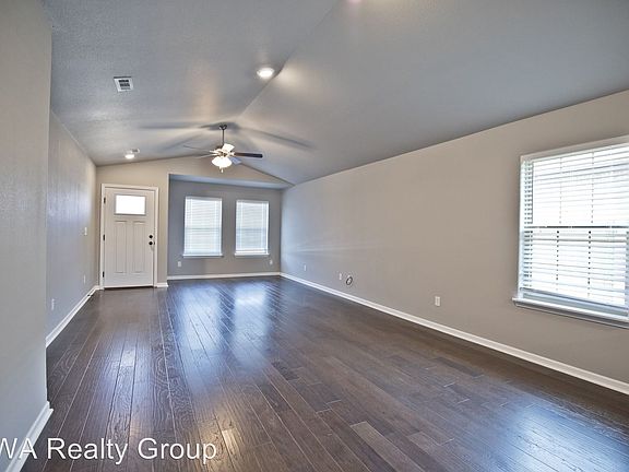4th image of 1004 E Sumac Ct