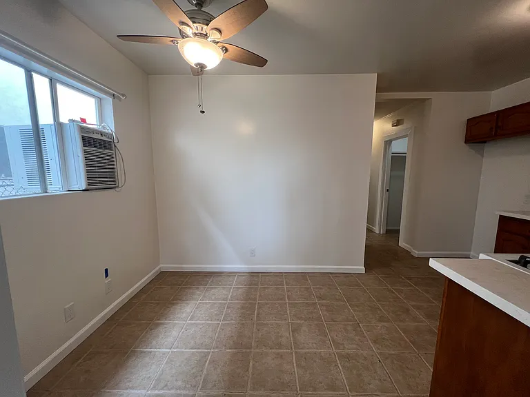 435 W Windsor Rd — Photo 6