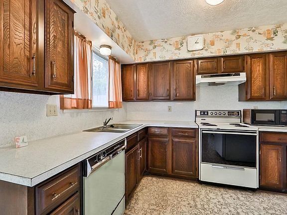 5th image of 11611 Larkdale Dr