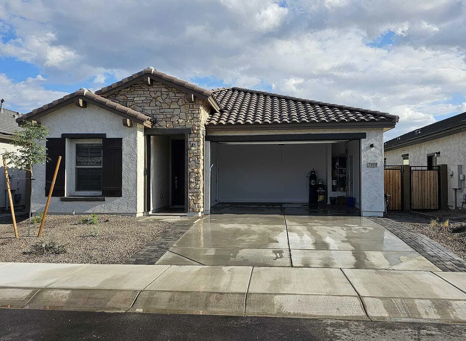 5 bed, 3.0 bath, 2082 sqft, $2,500 — Photo 2