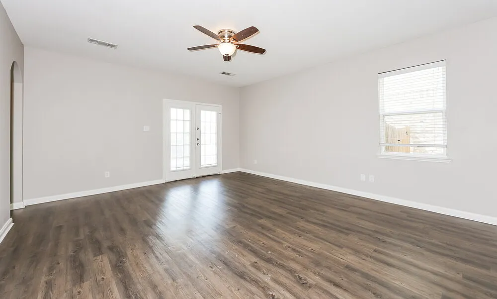 3 bed, 2.0 bath, 1597 sqft, $2,020 — Photo 3