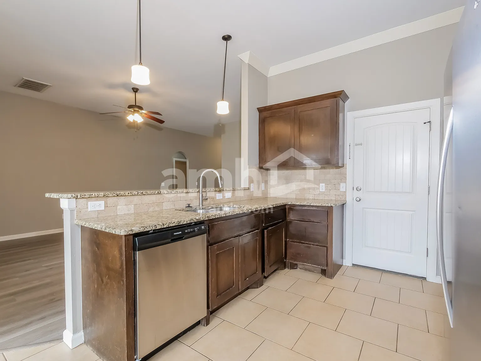 4 bed, 2.0 bath, 1750 sqft, $1,850 — Photo 4