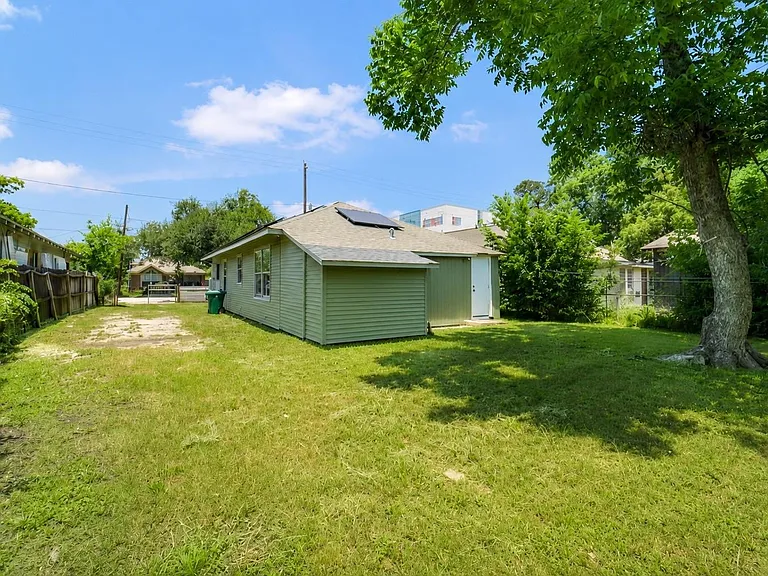220 Engel St — Photo 22