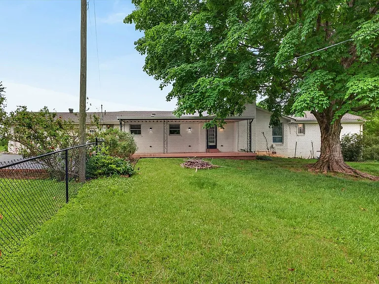 306 Locust Rd — Photo 39