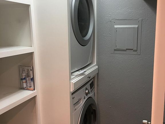 Utility room with washer/dryer