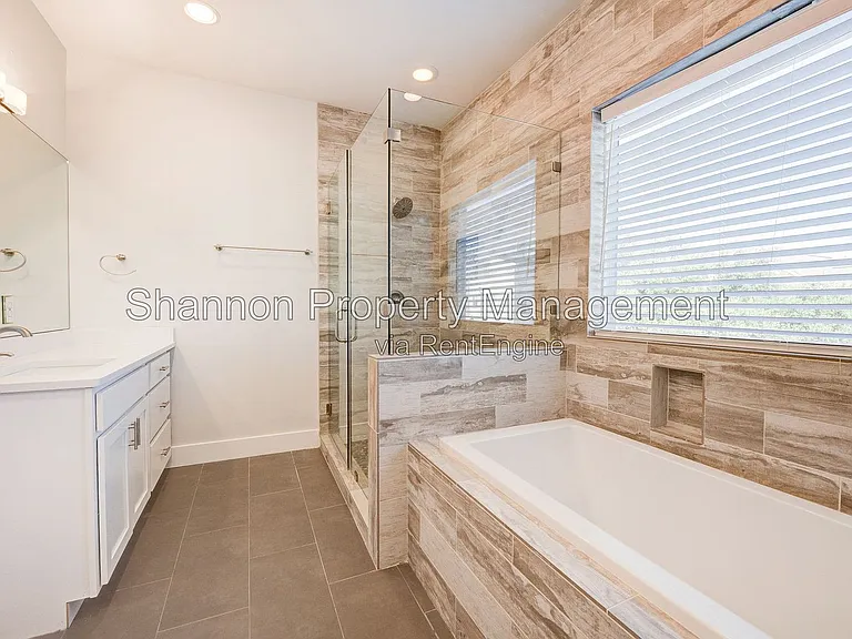 1603 Colorado St — Photo 15