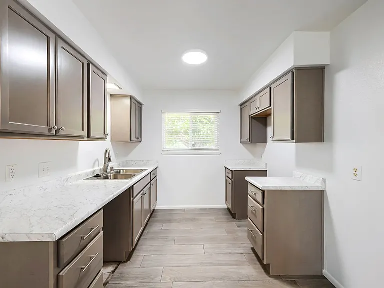 823 Center St — Photo 13