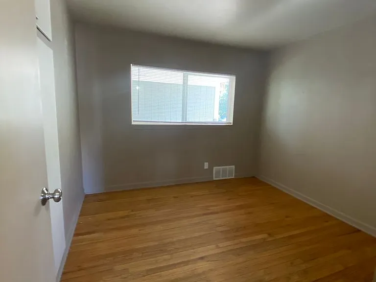 5 bedroom, 2 bath House-Cheney! Right on campus!! — Photo 16