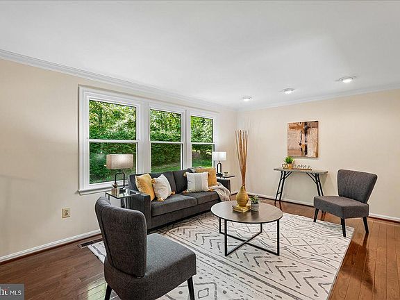 3rd image of 10806 Oldfield Dr