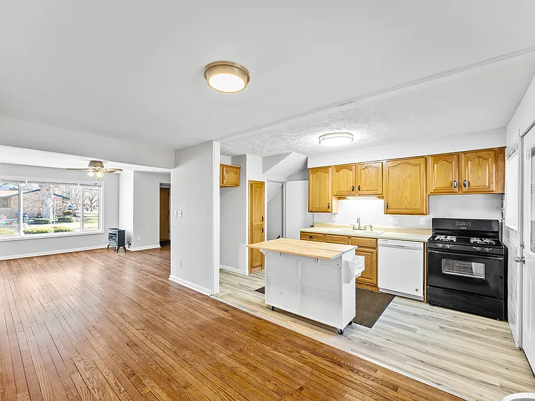 304 Davis Ave #304 — Photo 6