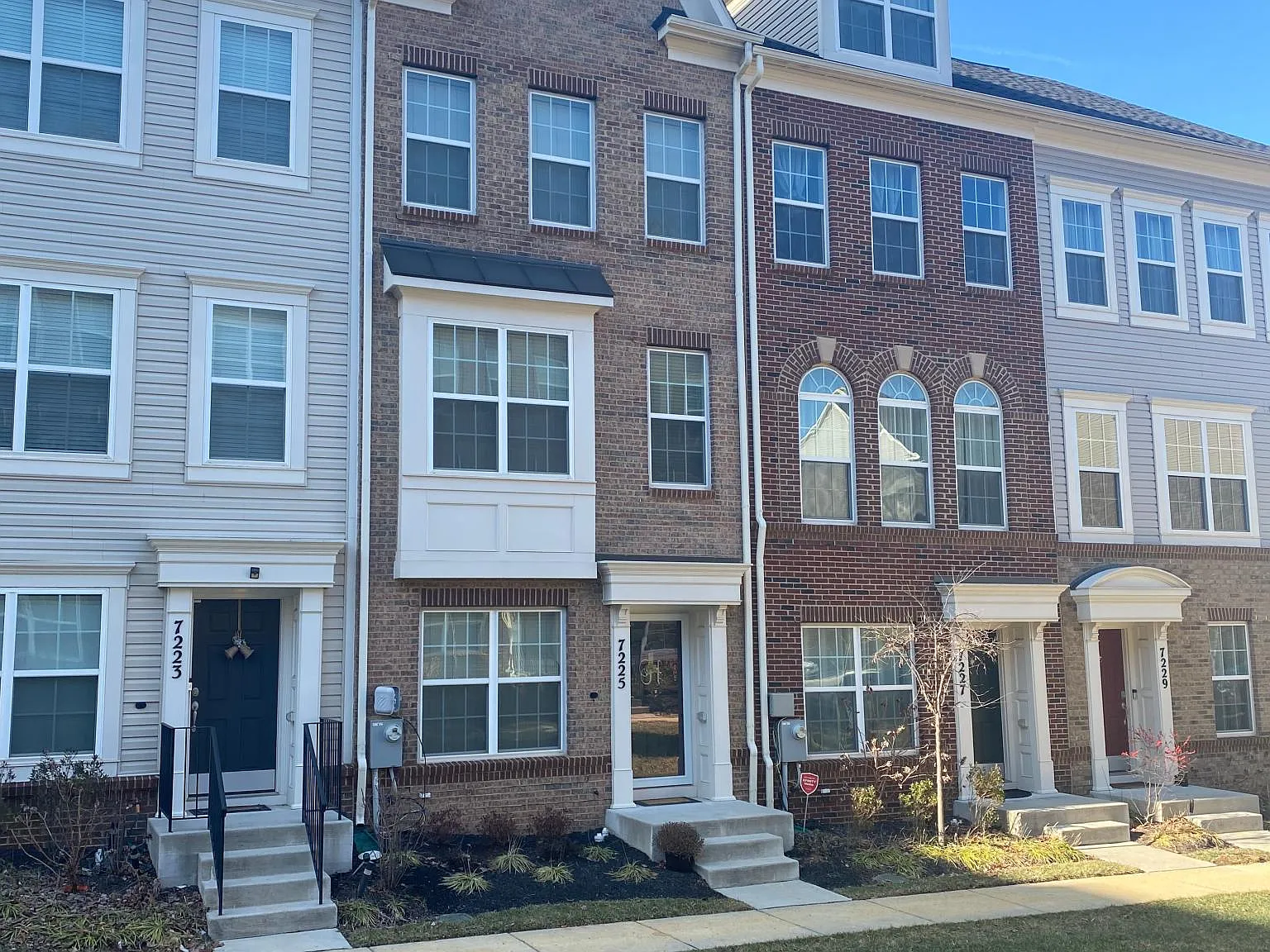 3 bed, 3.5 bath, 1288 sqft, $2,910 — Photo 2