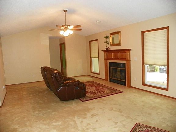 5th image of 28 Tennyson Ln