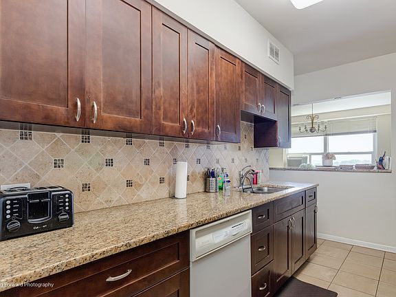 3rd image of 3180 N Lake Shore Dr APT 5C