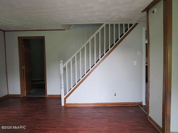 3rd image of 77 Goguac St E