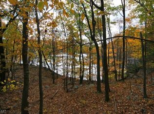 15 Nw Lakeside Dr, Vernon, NJ 07461