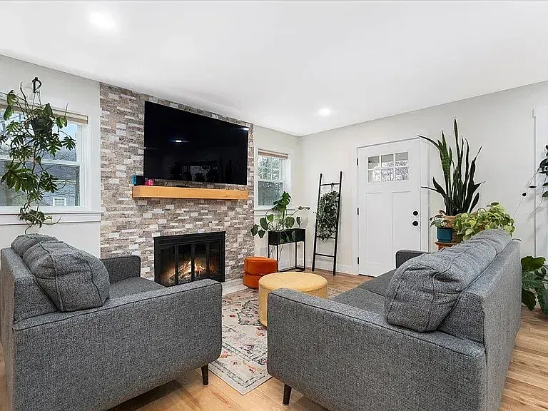 140 S Mast St — Photo 1