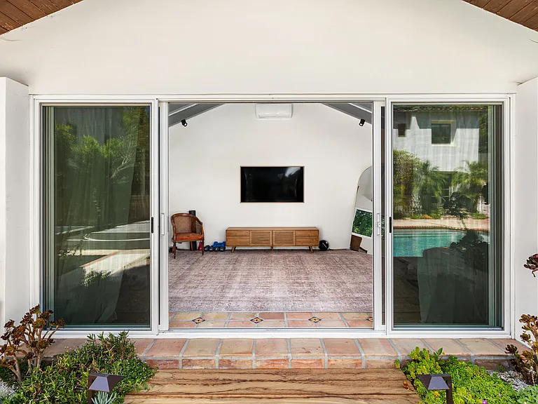 4363 Irvine Ave — Photo 12