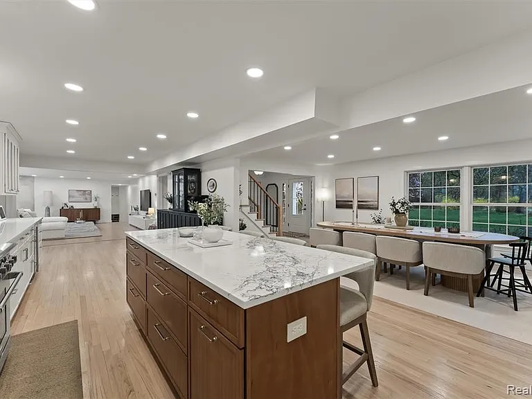 1935 Hillwood Dr — Photo 10