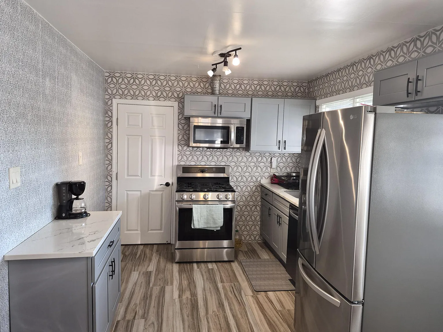 3 bed, 1200 sqft, $2,900 — Photo 3