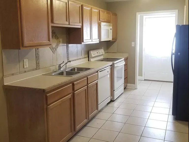 203 Westchester Cir — Photo 2