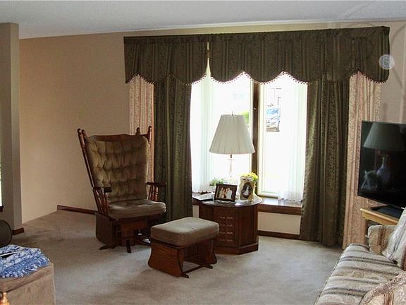 3rd image of 43 E Toulon Dr