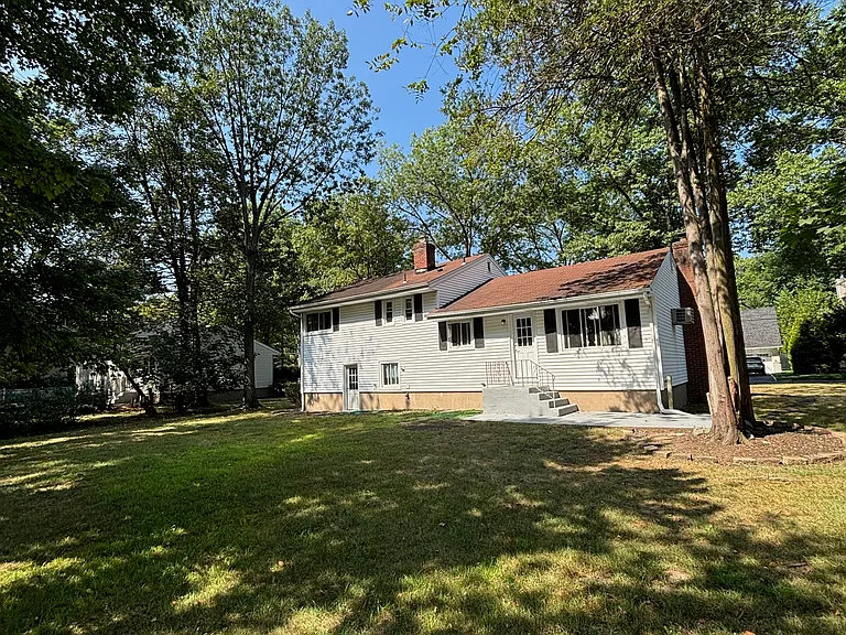 16 Spruce Pl — Photo 3