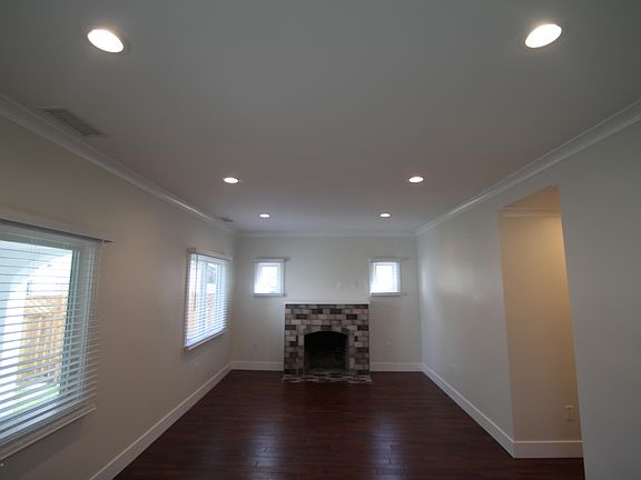 3rd image of 1603 N Oxford Ave