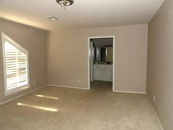 5 bed, 3712 sqft, $2,500 — Photo 4