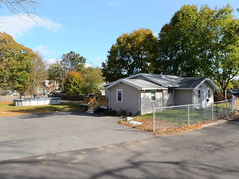 84 Perry St — Photo 1