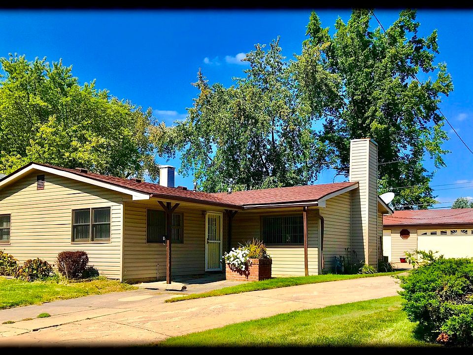 RANCH STYLE HOME WITH GREAT CURB APPEAL! NEW ROOF/2014!