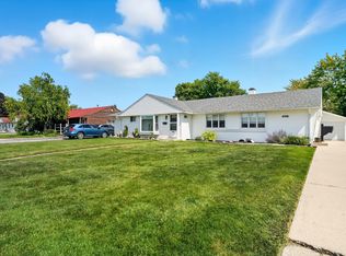 8755 S Corcoran Rd, Hometown, IL 60456